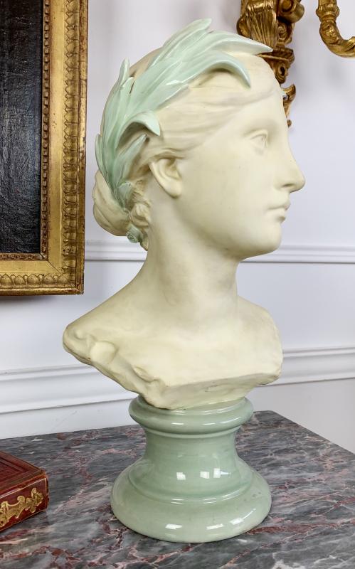 Joli ancien buste de petite Fille en Biscuit avec socle bleu de Four - Probablement Limoges mais