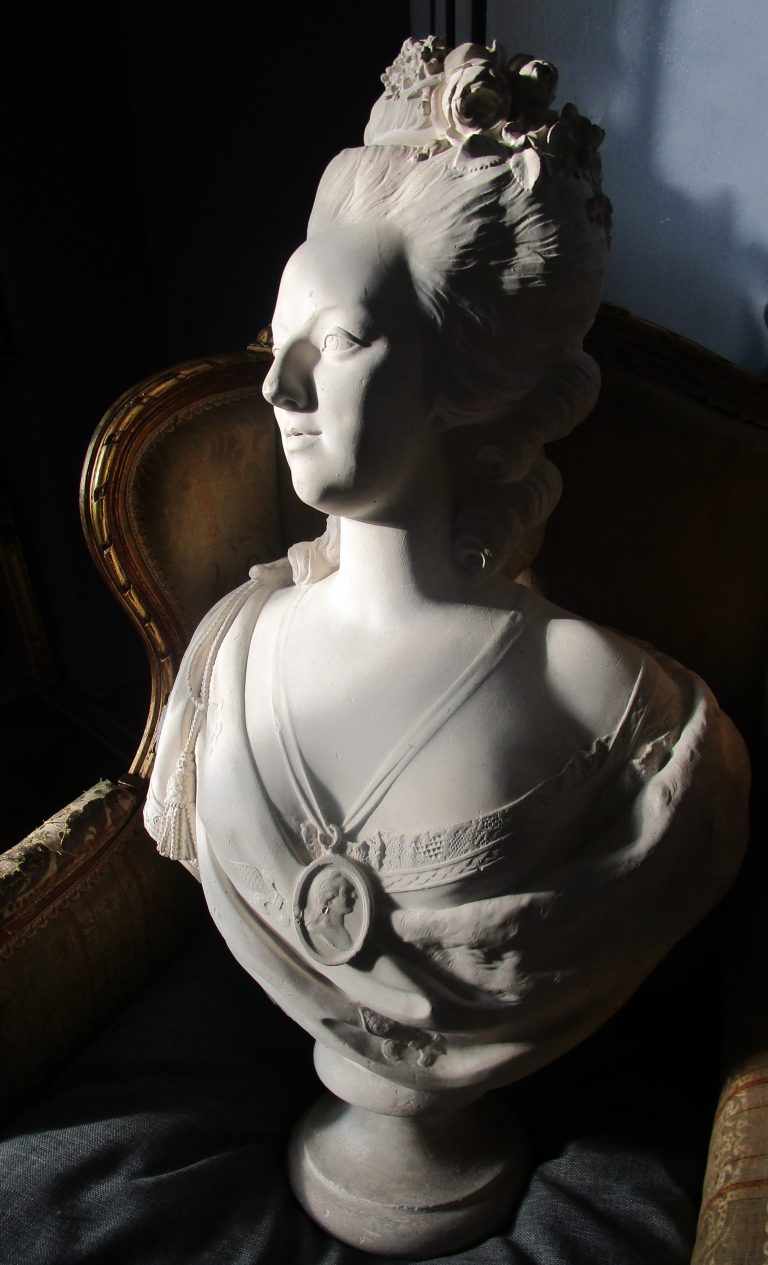 Buste De Marie Antoinette – Sculpture En Plâtre Art Déco – Multicolore
