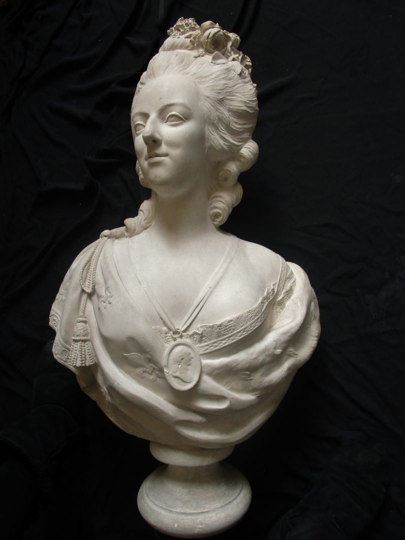 Buste en biscuit de Marie-Antoinette, Reine de France, en costume de