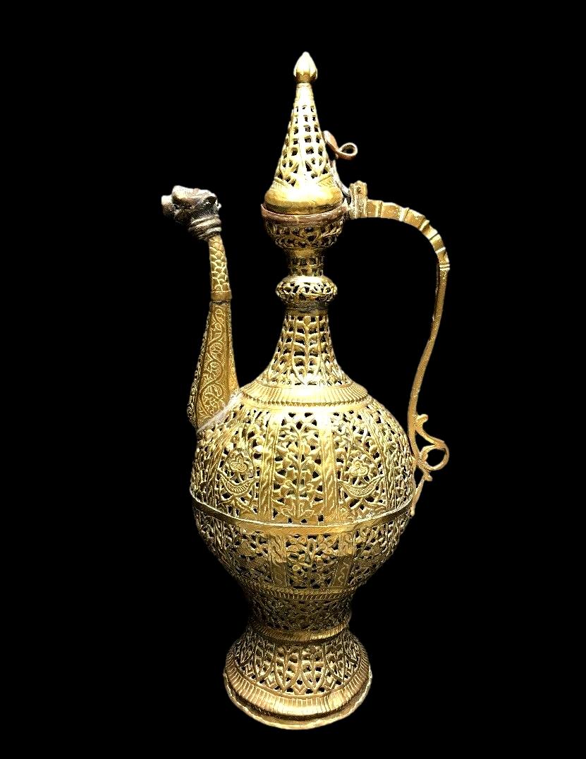 « Aiguière couverte en bronze ajouré , Ht 47 cm, Cachemire, Inde, milieu XIXème siècle »